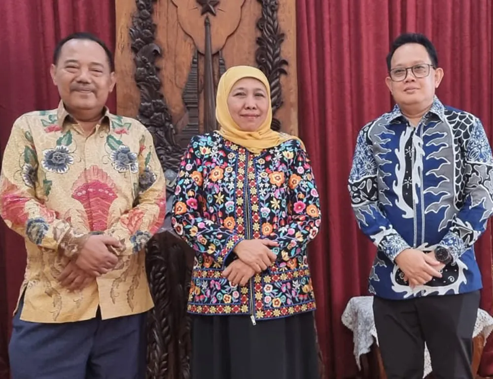 Foto: Ketua Umum RKIH bersama Ibu Khofifah dan Bapak Adhy Karyono